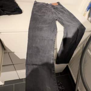 Jeans ifrån märket Levis, dem är svart/gråa och är raka i benen ( inte skinny)