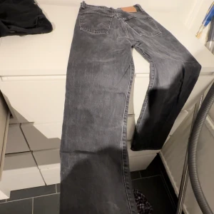 Jeans - Jeans ifrån märket Levis, dem är svart/gråa och är raka i benen ( inte skinny)