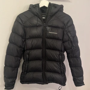 Vinter peak jacka, XS!! - Varm jacka perfekt till vintern från peak performance. Storlek XS men passar även bra på S då den är lite oversized.  Den har använts en del men inga fel på den och den är i princip som ny💗 Nypris: 4195kr, Zalando 