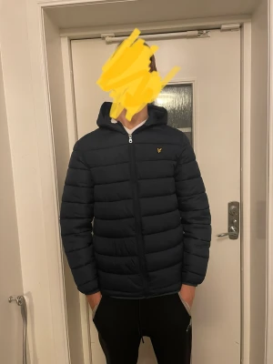 Säljer min lyle scott jacka - Säljer min nya lyle scott jacka då den inte passar mig längre Den är Size 15/16 alltså en M passar både L och M 