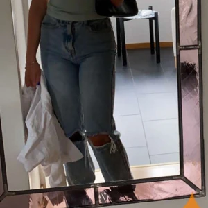 Slitna jeans - Skitsnygga slitna jeans. Älskar dessa jeans men tyvärr för små.