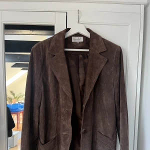 Brun kavaj - En brun mockakavaj! Riktigt fin nu under hösten, sitter såhär på mig som är S 🤎☕️📚