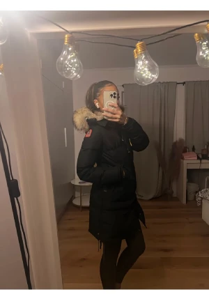 Para jumper  - Säljer min Parajumper jacka för dam pga att jag köpt en ny jacka. Jackan är i fint skick och som ny o fräsch. Alla dragkedjor och knappar funkar 