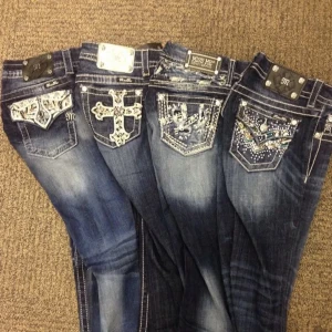 Söker miss me jeans!! - SÖKER miss me jeans eller liknande som är lowwaist i flared eller straight fit, rimligt pris💗 hör av dig om du har!! (SÄLJER INTE❤️)