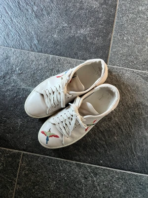 Axel Arigato sneakers! - Ett par Axel Arigato skor, finns lite slitningar inuti skon och lite små ”repor” utanpå men inget som syns tydligt. Det är även lite fransigt på ena skosnöret men inget som märks med jeans över. Förutom de är de i bra skick och fina fortfarande🤍🤍