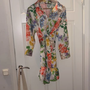 Mini klänning från ZARA - Supersöt och feminin blommig klänning från ZARA, ger en exklusiv känsla pga mönstret. Riktig komplimanggivare, så många tjejer som frågat mig och velat köpa likadan till sig själva! Den är i silke/siden och helt slut i lager på ZARA, sitter fint i midjan!