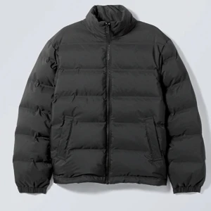 Weekday puffer jacket - En riktigt snygg puffer jacket i bra skick från weekday. Storlek M, nypris 990 kr. 