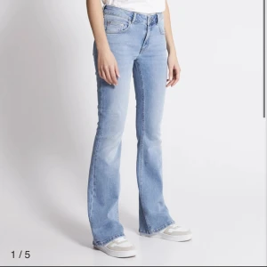 Lager 157 jeans - Super fina ljusblåa jeans köpta från plick som tyvärr är förstora! Köpare står för frakten💕första bild är från förra ägaren