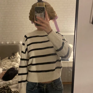 Stickad tröja - Skit fin stickad tröja, säljer på grund av att jag behöver plats i gaderoben ahaha❤️pytte lite nopprig som syns på sista bilden men använd fåtal gånger 