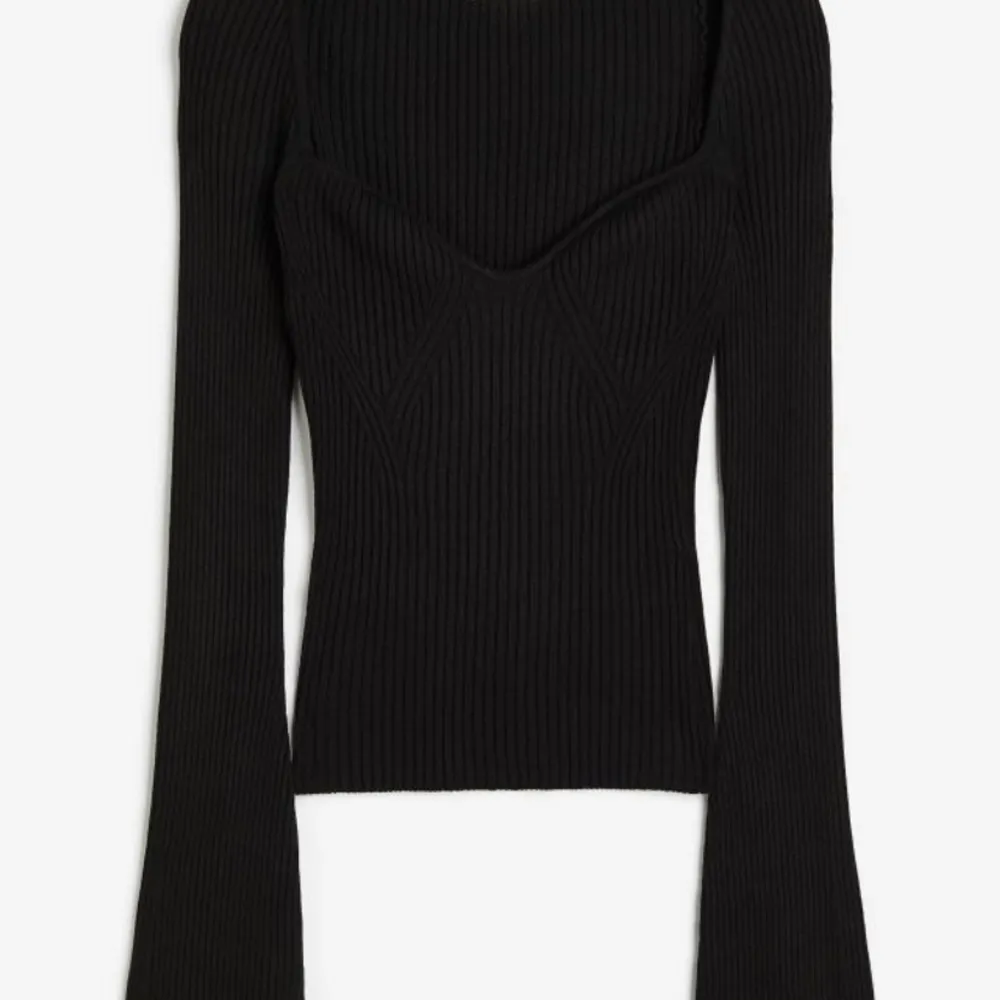 Säljer denna svarta ribbstickade tröjan med utsvängda armar. Jättefin men den bara ligger i garderoben , knappt använd💕. Jeans & Byxor.
