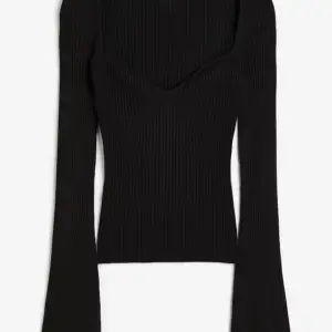 Säljer denna svarta ribbstickade tröjan med utsvängda armar. Jättefin men den bara ligger i garderoben , knappt använd💕