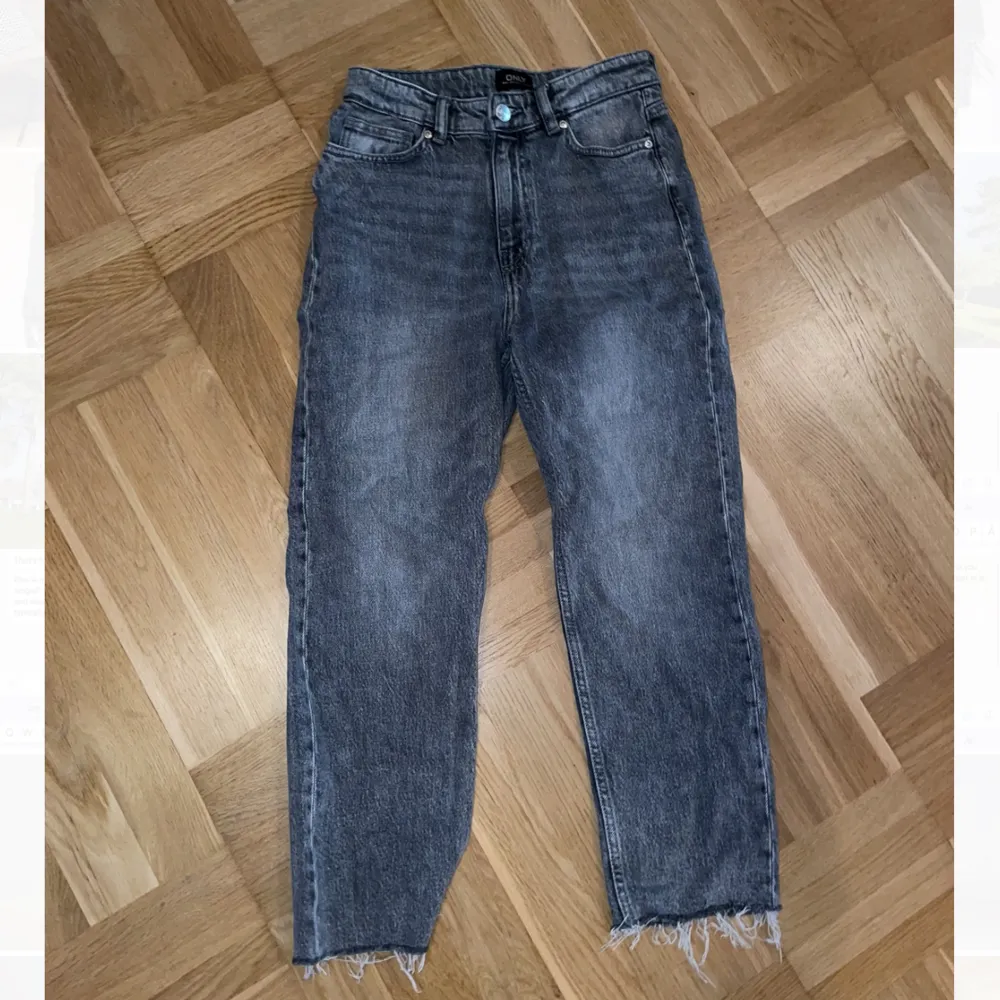 Skitsnygga gråa jeans från ONLY som är fransade nertill, passar tyvärr inte mig därav säljer jag dem. Storlek 28/30☺️. Jeans & Byxor.