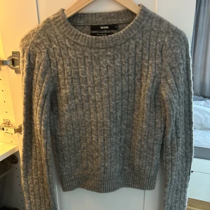 Stickad tröja - Oanvänd. Skriv vid frågor!