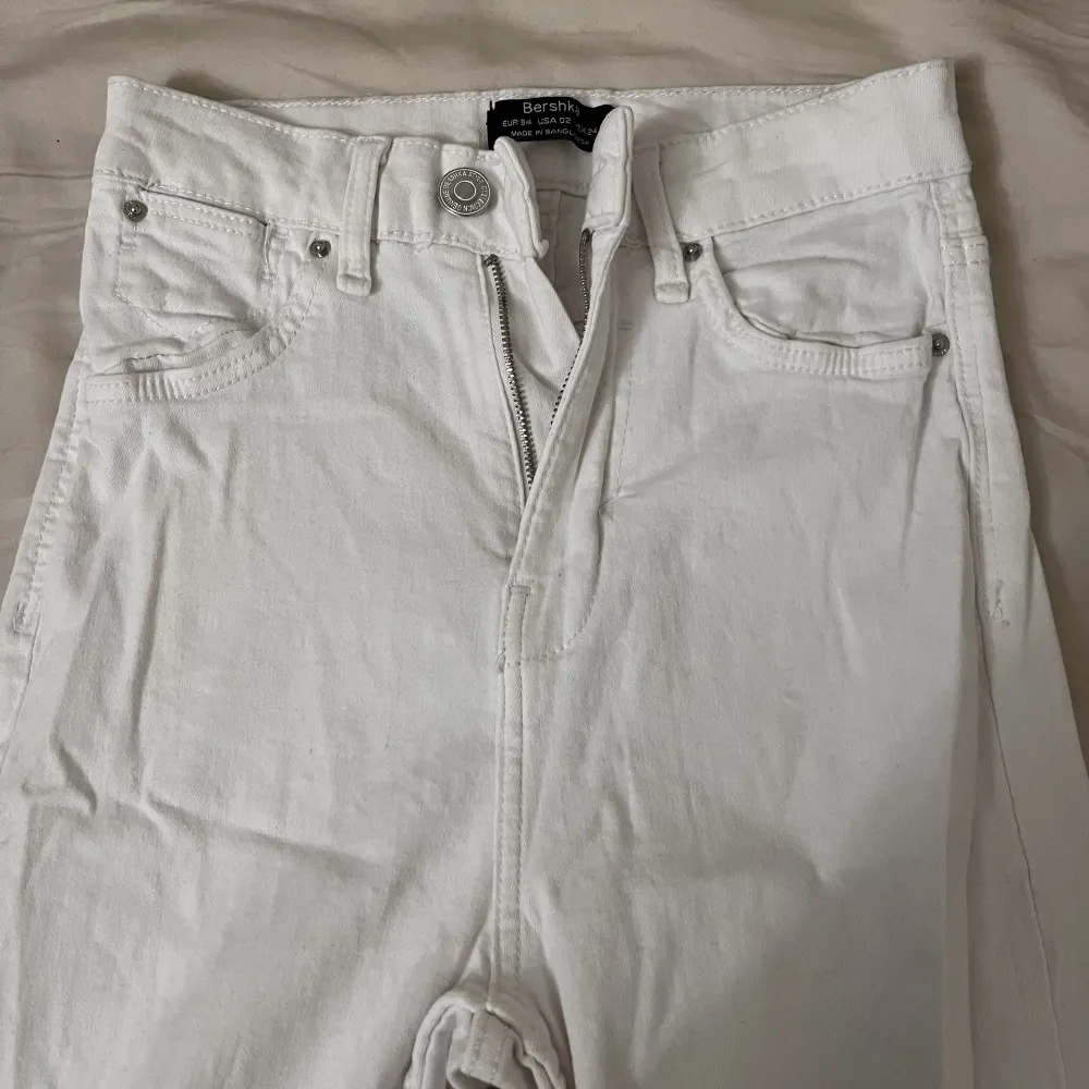 Super snygga vita jeans ifrån Bershka. Använda 1-3 gr. Inga defekter alls. Med öppning vid ena knäet . Jeans & Byxor.