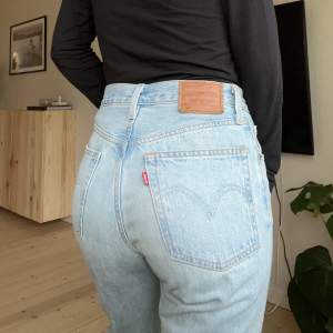 Säljer mina ljusblå Levis 501 jeans i storlek W24 L30 (stora i storlek passar mig som är W25) Byxorna är knappt använda så i mycket fint skick. 
