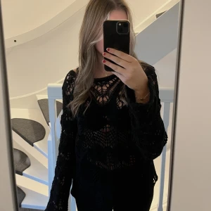 Stickad ihålig tröja  - Säljer denhär stickade tröjan från Zara. Tröjan är aldrig använd och är i fint skick. Jag är 167 cm lång och  brukar ha strl S för referens 