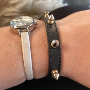 Maria Nilsdotter  - Maria Nilsdotter nit armband med guld/silvriga nitar. Total längd 20 cm. Ställbart mellan 14,5-18cm