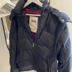 Vinterjacka  - Vinterjacka ifrån Tommy Hilfiger storlek M.