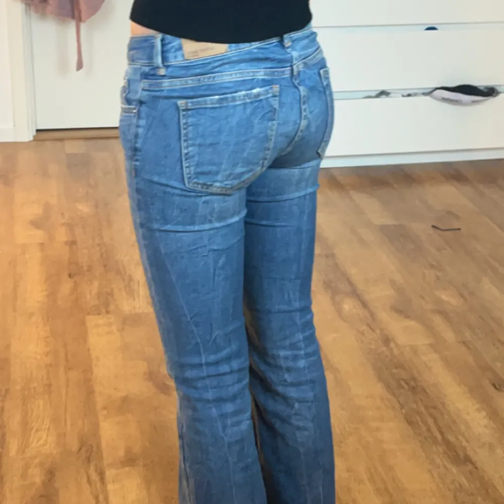 Säljer ett par blåa, lågmidjade,  utsvängda jeans från Gina (just denna modellen finns inte kvar då de är från 2000 talet) storlek 36 men har 34 i vanliga fall o dessa sitter ju perfekt. Väldigt stretchiga och jag är 160 som referens😊. Jeans & Byxor.