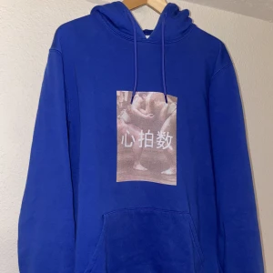 Axel Arigato hoodie - Snygg BLÅ Axel Arigato hoodie i storlek L. Använt skick men sitter fortfarande bra!  Hör av dig vid intresse eller frågor!