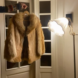 Pälsjacka  - Gul/brun tonig pälsjacka, aldrig använd och i mycket bra skick❤️