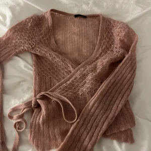 Stickad kofta - Fin stickad kofta från veromoda. Passar diverse storlekar då man knyter den efter hur stor man vill ha den. 