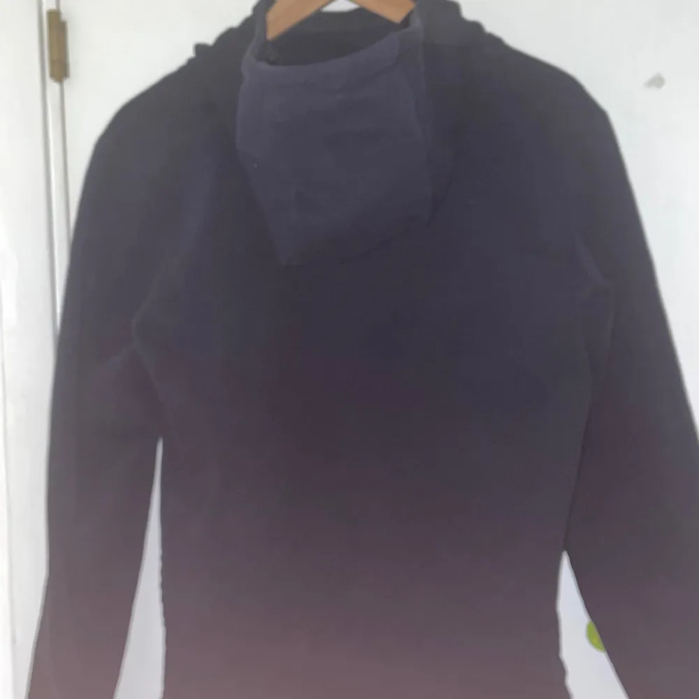 En snygg hoodie som säljs eftersom den inte används!. Tröjor & Koftor.