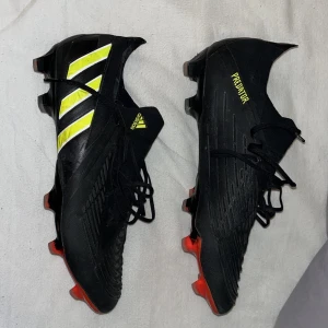 Fotbollsskor - Adidas predator edge.1 stolek 46, fg dobbar, köpta för 2300, inge kvitto eller kartong med tyvärr