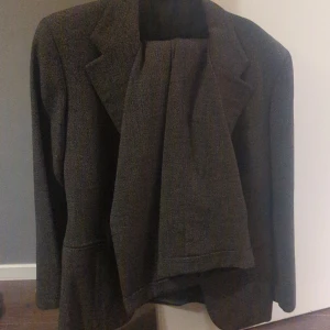 30 tals kostym  - Trasig ficka och snappar sitter lit löst 