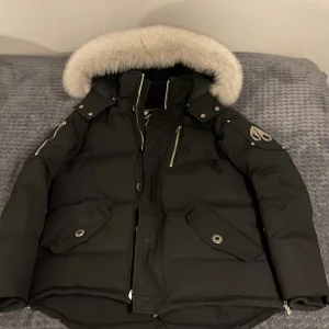 Moose Knuckles  - Säljer min Mosse Knuckles jacka för den är för liten för mig byter även mot en moose kofta eller canda gosse jacka och den är äkta 
