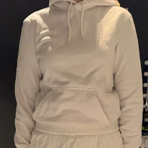 Hoodie - Vanlig vit hoodie. Lappen har åkt av men storleken känns som typ xs🤍