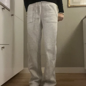Gråa mjukisbyxor - Snygga gråa mjukisbyxor från lager 157 som tyvärr inte kommer till användning💞Endast använd en gång och skicket är väldigt bra. Storlek S🤍