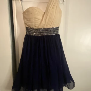 Balklänning  - Balklänning. Bara använd en gång. Pris kan diskuteras 