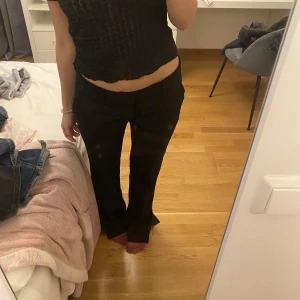 lågmidjade kostymbyxor  - säljer mina superfina slutsålda lågmidjade kostymbyxor med slits från bikbok❤️de är inte använda mycket alls så skicket är as bra. Storlek 38 men de är ganska små i storleken så passar 36 oxå!