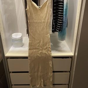 Klänning från Gina tricot  - Stickad klänning, superskönt material. Använd en gång. Kontakta vid frågor 🌸