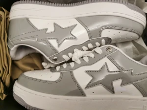 Bape skor - Shiny grå och vit. Storlek 43 helt nya. Creaseskydd medföljer. Pris kan diskuteras