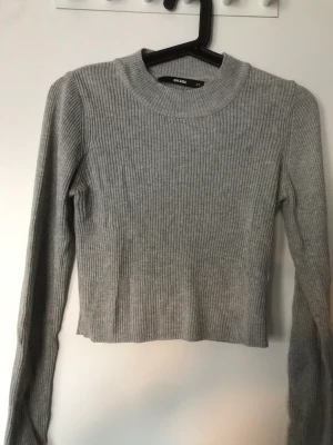 Tröja - Ribbad croppad höghalsad långärmad Använd 5 gånger  Köparen står för frakten