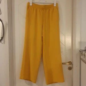 Gula byxor  - Gula byxor, vida. Gummiband i midjan. 