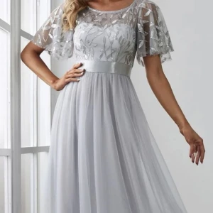 Klänning - Säljer denna underbara klänning som aldrig kommit till användning. Lång. Otroligt fin och bra material. Storlek L men passar även bra på M.