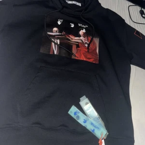 Äkta off-white hoodie  - Helt ny aldrig användt,  Pris kan diskuteras vid snabb affär  Äkta köpt från off White.  Köpt för 6-7 tusen.  Storlek oversize S passar M och L 
