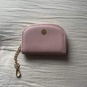 En rosa plånbok från märket ”Anne Klein”. Använd en gång och i nyskick. Ca 12cm lång och 9cm bred. Flera fack innuti för kort och pengar mm. 🥰🤗
