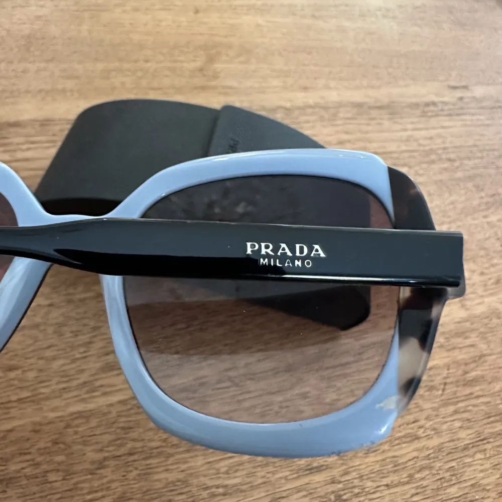 Solglasögon från Prada. Köpta 2020.. Accessoarer.