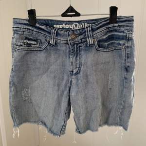 Säljer dessa lågmidjade jeansshorts. De är i jättefint skick! Säljer eftersom att den inte får plats i min garderob. Skriv om ni har några frågor💞