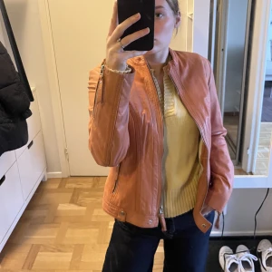 Skinnjacka  - Jättefin orange skinnjacka, sparsamt använd. Köparen står för eventuell frakt. 🌸