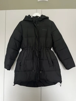 Norrsken vinterjacka - Jackan är endast använd fåtal gånger och väl omhändertagen, så är i nyskick.  Nypris 1999kr.  Mitt pris 1000kr.