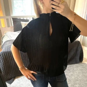 Svart blus  - Super snygg!!! Går att stänga i halsen men även ha öppen 💓 från samso, nypris 1400 💓