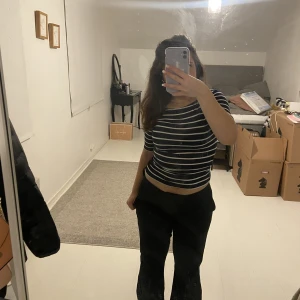 randig topp - säljer två olika toppar, den första är lite längre i armarna och sitter tajt mot kroppen, den andra är jättesöt lite oversized, den första kostar 59 och den andra vita 29