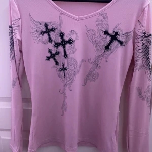 Rosa y2k tröja med kors - Ny utan prislapp, oanvänd. 
