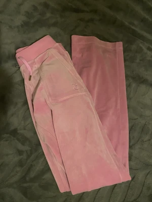 Juicy couture  - Säljer ett par juicy byxor för att jag inte gillar färgen så mycket. Dom har använts ett fåtal gånger och är i bra skick!