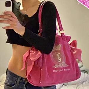 Säljer min begagnade juicy couture väska💓Den är jättefin modell men ganska sliten på banden och lite fläckig, därav lågt pris fast dessa väskor är eftertraktade. Går säkert att få bort fläckar o byta ut banden om man vill. Kan skicka bilder på defekterna💓